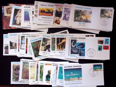 363 plis d'Océanie et Polynésie : entiers postaux toutes époques, Daguins, oblitérations classées par iles, poste aux armées, premiers vols, FDC et carte maximum. Bel ensemble à voir