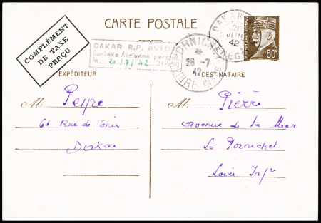 Entier CP 80c Pétain OBL CAD "Dakar avion Sénégal" (1942) avec surcharge encadrée locale "Complément de taxe perçu" (30,5 x 17,5mm - PET A3 G1) avec griffe encadrée "Dakar RP avion surtaxe aérienne perçue 3F50".