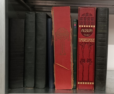 1840-1977, Collection en 8 albums et classeurs centrée