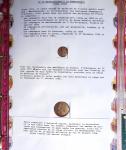 Classeur vert de 35 boutons d'uniformes de la maréchaussée à la gendarmerie (1786 - 1914) accompagnés de quelques cartes postales et commentaires. TB