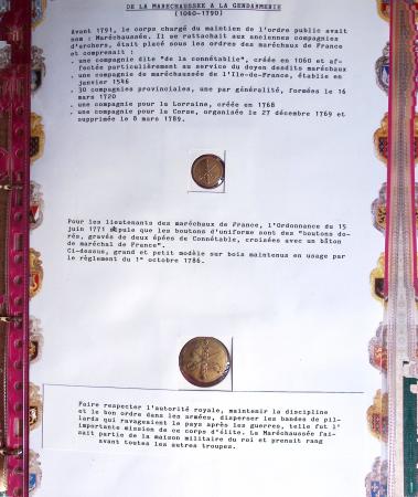 Classeur vert de 35 boutons d'uniformes de la maréchaussée à la gendarmerie (1786 - 1914) accompagnés de quelques cartes postales et commentaires. TB