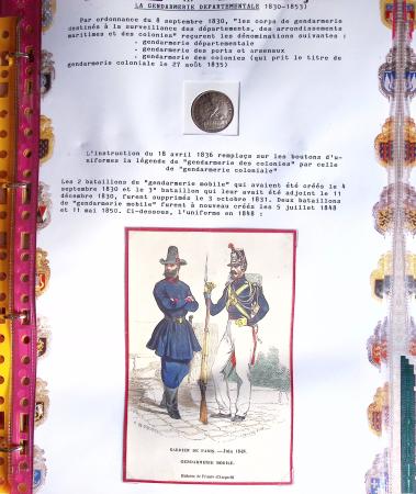Classeur vert de 35 boutons d'uniformes de la maréchaussée à la gendarmerie (1786 - 1914) accompagnés de quelques cartes postales et commentaires. TB