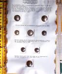 Classeur vert de 35 boutons d'uniformes de la maréchaussée à la gendarmerie (1786 - 1914) accompagnés de quelques cartes postales et commentaires. TB