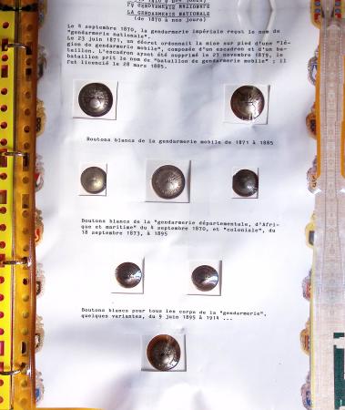 Classeur vert de 35 boutons d'uniformes de la maréchaussée à la gendarmerie (1786 - 1914) accompagnés de quelques cartes postales et commentaires. TB