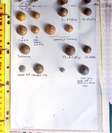 Classeur vert de 35 boutons d'uniformes de la maréchaussée à la gendarmerie (1786 - 1914) accompagnés de quelques cartes postales et commentaires. TB