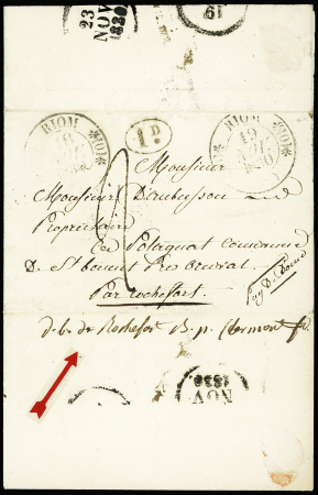 Lettre de Riom pour Rochefort (Puy de Dôme) acheminée par erreur sur Rochefort (Charente Inférieure) avec au verso mention manuscrite "DB de Rochefort BP Clermont Fd" (1830). TB