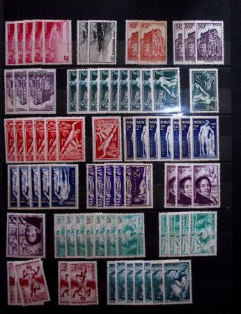 1885-1992, Deux collections de timbres neufs de Monaco,