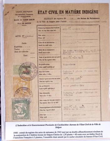 Dans un classeur bleu "exacompta" : timbres fiscaux de Cochinchine-taxes régionales Saïgon-Cholon sur 12 documents d'état-civil en matière indigène