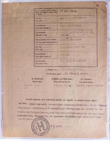 Dans un classeur bleu "exacompta" : timbres fiscaux de Cochinchine-taxes régionales Saïgon-Cholon sur 12 documents d'état-civil en matière indigène