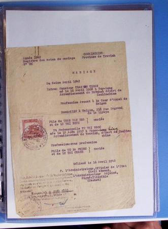 Dans un classeur bleu "exacompta" : timbres fiscaux de Cochinchine-taxes régionales Saïgon-Cholon sur 12 documents d'état-civil en matière indigène