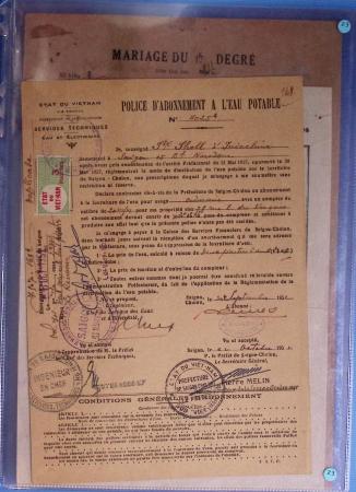 Dans un classeur bleu "exacompta" : timbres fiscaux de Cochinchine-taxes régionales Saïgon-Cholon sur 12 documents d'état-civil en matière indigène