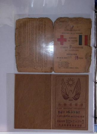 Classeur souple bleu : 1 passeport et 11 documents diplomatiques destinés au consulat de Packoï (1948)