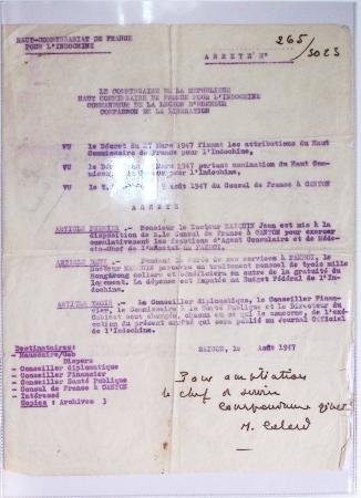 Classeur souple bleu : 1 passeport et 11 documents diplomatiques destinés au consulat de Packoï (1948)