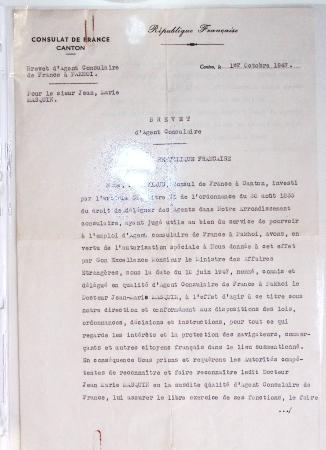Classeur souple bleu : 1 passeport et 11 documents diplomatiques destinés au consulat de Packoï (1948)