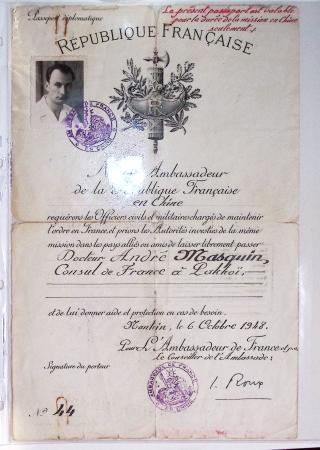 Classeur souple bleu : 1 passeport et 11 documents diplomatiques destinés au consulat de Packoï (1948)