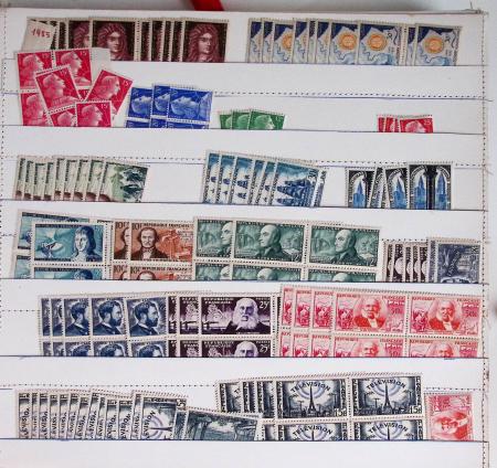 1950-2006env. Stock de neuf en cinq classeurs et une