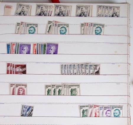1950-2006env. Stock de neuf en cinq classeurs et une