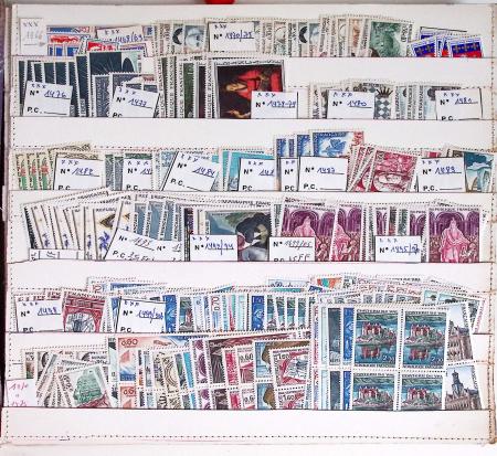 1950-2006env. Stock de neuf en cinq classeurs et une