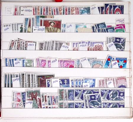 1950-2006env. Stock de neuf en cinq classeurs et une