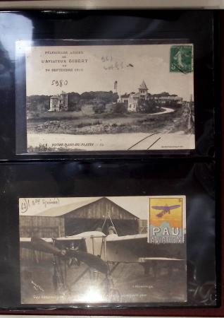 Album compact Safe brun contenant 92 cartes postales anciennes d'aviation et 14 vignettes, nombreux meetings dont porte-timbre Rouen aviation 1910,...