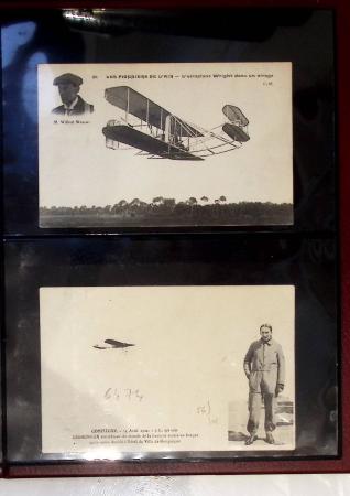 Album compact Safe brun contenant 92 cartes postales anciennes d'aviation et 14 vignettes, nombreux meetings dont porte-timbre Rouen aviation 1910,...
