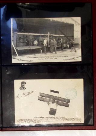 Album compact Safe brun contenant 92 cartes postales anciennes d'aviation et 14 vignettes, nombreux meetings dont porte-timbre Rouen aviation 1910,...