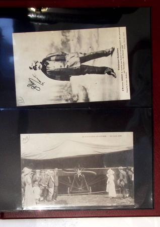 Album compact Safe brun contenant 92 cartes postales anciennes d'aviation et 14 vignettes, nombreux meetings dont porte-timbre Rouen aviation 1910,...