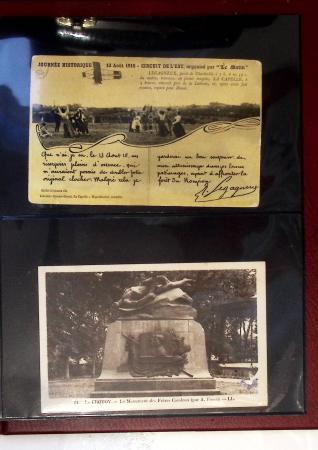 Album compact Safe brun contenant 92 cartes postales anciennes d'aviation et 14 vignettes, nombreux meetings dont porte-timbre Rouen aviation 1910,...
