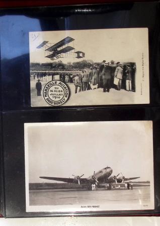 Album compact Safe brun contenant 92 cartes postales anciennes d'aviation et 14 vignettes, nombreux meetings dont porte-timbre Rouen aviation 1910,...
