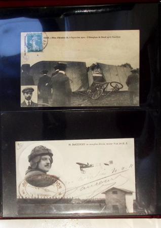 Album compact Safe brun contenant 92 cartes postales anciennes d'aviation et 14 vignettes, nombreux meetings dont porte-timbre Rouen aviation 1910,...
