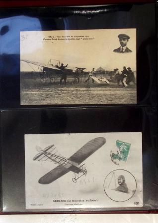 Album compact Safe brun contenant 92 cartes postales anciennes d'aviation et 14 vignettes, nombreux meetings dont porte-timbre Rouen aviation 1910,...