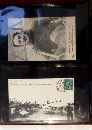 Album compact Safe brun contenant 92 cartes postales anciennes d'aviation et 14 vignettes, nombreux meetings dont porte-timbre Rouen aviation 1910,...