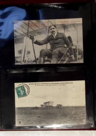 Album compact Safe brun contenant 92 cartes postales anciennes d'aviation et 14 vignettes, nombreux meetings dont porte-timbre Rouen aviation 1910,...