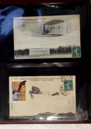 Album compact Safe brun contenant 92 cartes postales anciennes d'aviation et 14 vignettes, nombreux meetings dont porte-timbre Rouen aviation 1910,...