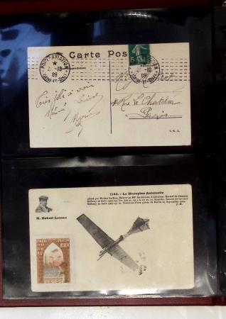 Album compact Safe brun contenant 92 cartes postales anciennes d'aviation et 14 vignettes, nombreux meetings dont porte-timbre Rouen aviation 1910,...