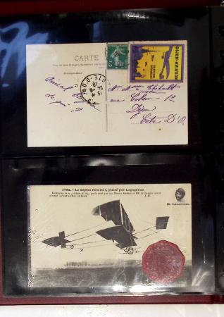 Album compact Safe brun contenant 92 cartes postales anciennes d'aviation et 14 vignettes, nombreux meetings dont porte-timbre Rouen aviation 1910,...