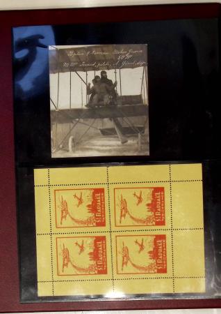Album compact Safe brun contenant 92 cartes postales anciennes d'aviation et 14 vignettes, nombreux meetings dont porte-timbre Rouen aviation 1910,...