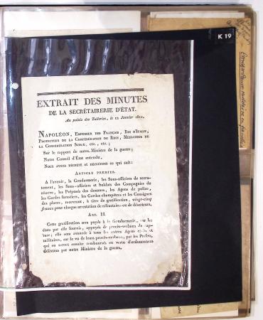 Dans un grand album noir pour cartes postales : pl