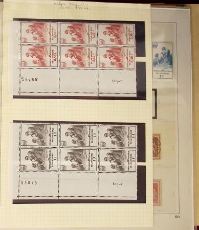 1900- 1959, Deux albums avec des timbres neufs et oblitérés