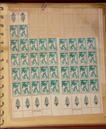 1900- 1959, Deux albums avec des timbres neufs et oblitérés