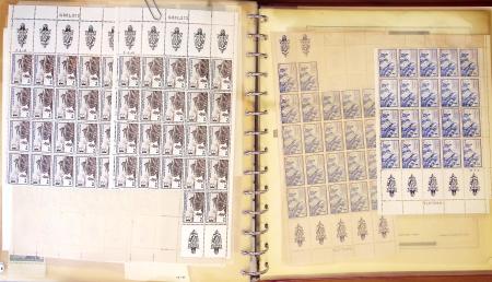 1900- 1959, Deux albums avec des timbres neufs et oblitérés