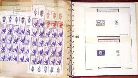 1900- 1959, Deux albums avec des timbres neufs et oblitérés