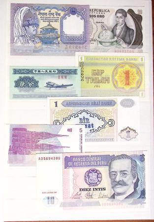 Collection de 4 classeurs de BILLETS DE BANQUE du monde