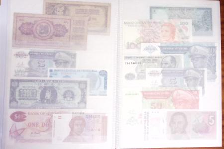 Collection de 4 classeurs de BILLETS DE BANQUE du monde