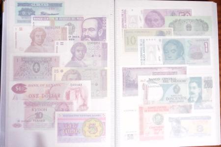 Collection de 4 classeurs de BILLETS DE BANQUE du monde