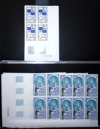 1970-1999 Collection en 4 albums de timbres neufs en