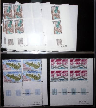 1970-1999 Collection en 4 albums de timbres neufs en