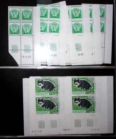 1970-1999 Collection en 4 albums de timbres neufs en
