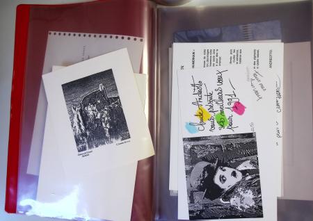 Un ensemble de cartes de vœux d'artistes du timbre dessinateurs graveurs certaines avec signature autographe manuscrite et/ou petit texte et/ou justification de tirage