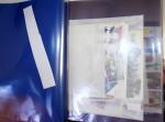 Timbres surchargés "Spécimen", "Muster" et "Muestra" du monde entier dans une chemise souple bleue. Lot substantiel. TB